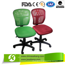 Chaise de bureau de différentes couleurs avec repose-pieds